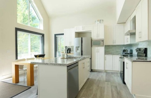 Sunshine Valley Cabin | Whisk-Away Retreat | Private deck and Hot Tubn1300 sq ft 3 br 2 bath kitchen