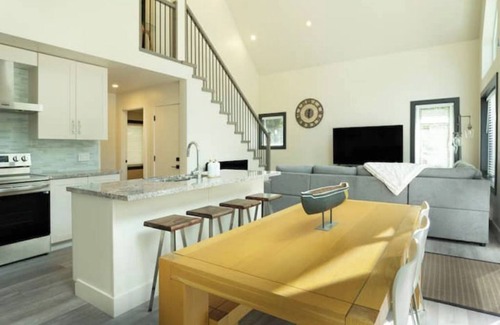 Sunshine Valley Cabin | Whisk-Away Retreat | Private deck and Hot Tubn1300 sq ft 3 br 2 bath kitchen