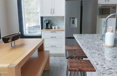 Sunshine Valley Cabin | Whisk-Away Retreat | Private deck and Hot Tubn1300 sq ft 3 br 2 bath kitchen