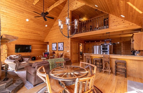 Fleetwood House | Whiskey Bear Escape - private home between Boone and West Jefferson!