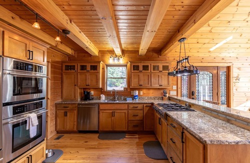 Fleetwood House | Whiskey Bear Escape - private home between Boone and West Jefferson!