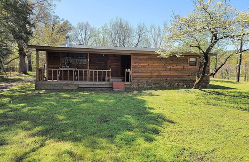 Mena Cabin | Whiskey Ridge Retreat a Cozy Pet and Family Friendly Getaway