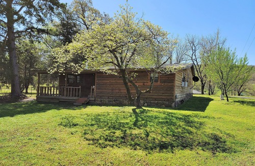 Mena Cabin | Whiskey Ridge Retreat a Cozy Pet and Family Friendly Getaway