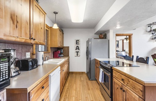 Branson West Cabin | Whispering Creek - In the Heart of Ozarks, Near DT!