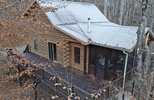 Ridges Over the Lake Cabin | Whispering Creek Lodge- Close to Lake Blue Ridge-5br/3ba Hot tub, wifi