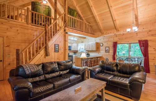 Logan Cabin | Whispering Oaks 3 bedroom Cabin, minutes from Old Man's Cave