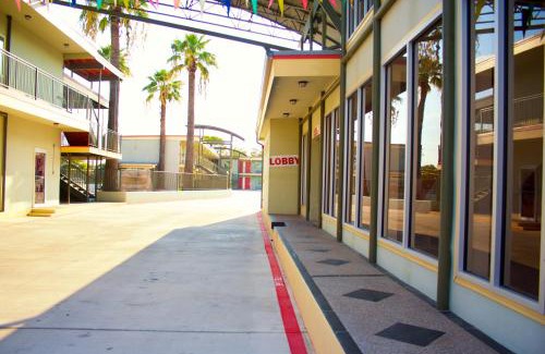 Amistad National Recreational Area Hotel | Whispering Palms Inn