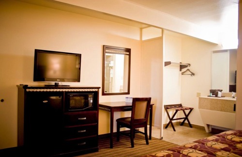 Amistad National Recreational Area Hotel | Whispering Palms Inn