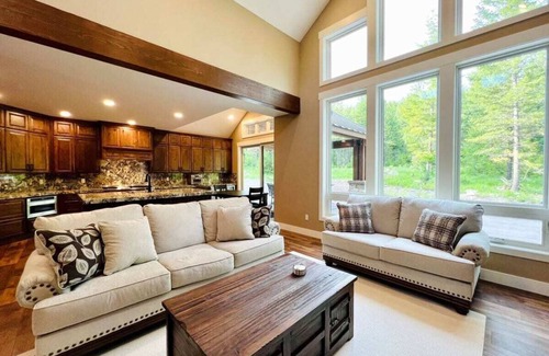 Lakeside House | Whispering Pines Forest Get Away