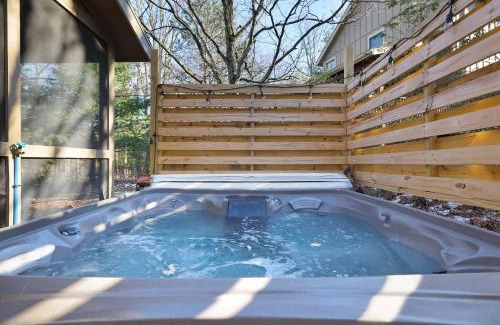 Tannersville House | Whispering Pines Hot Tub, Porch & Waterparks