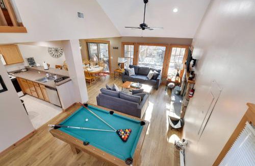 Tannersville House | Whispering Pines Hot Tub, Porch & Waterparks