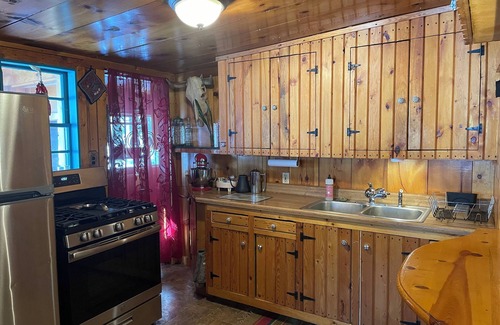 Rollinsville Cabin | Whispering Pines Lodge at Rollinsville- Rustic, Charming & Updated Cabin