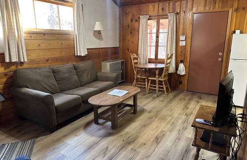 Pinetop-Lakeside Cabin | Whispering Pines Resort- Cabin #3 (Highway Front)
