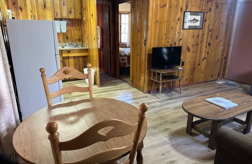 Pinetop-Lakeside Cabin | Whispering Pines Resort- Cabin #3 (Highway Front)