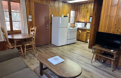 Pinetop-Lakeside Cabin | Whispering Pines Resort- Cabin #3 (Highway Front)