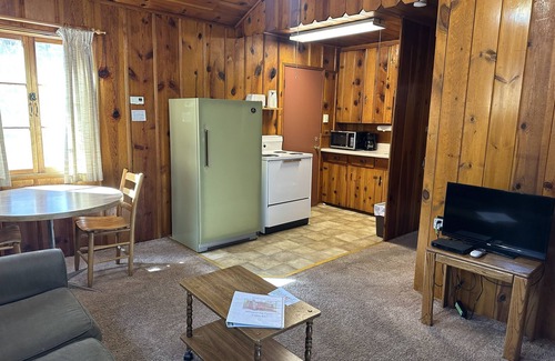 Pinetop-Lakeside Cabin | Whispering Pines Resort- Cabin #2 (Highway Front)
