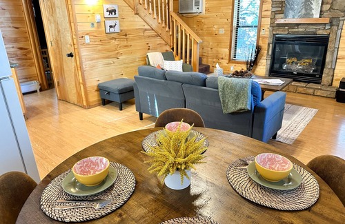 Heber Cabin | Whispering Pines | Updated, Hot tub, Pet-friendly