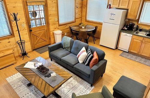 Heber Cabin | Whispering Pines | Updated, Hot tub, Pet-friendly