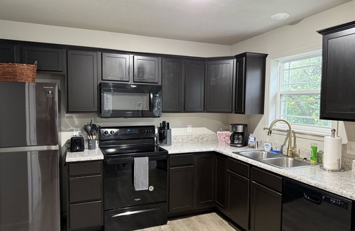 Downtown Branson House | Whistle Inn-Minutes to Landing, Train, Shopping, Convention, Lake, Distillery