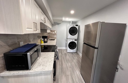 Whitby Apartment | Whitby Hideout - 3BR 5BD 3WR Pool Table Sauna close to Thermea SPA
