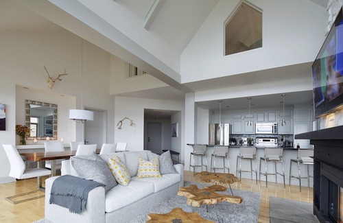 Mont-Tremblant Pedestrian Village Condo | White Altitude | Ski in Ski out | Amazing view/Tremblant Living
