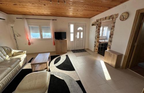 Dobra Voda Apartment | White Apartman