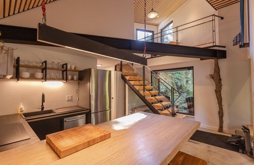 Tofino Cabin | White Bear Cottage-Chesterman, OD shower, Surf, BBQ