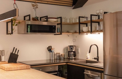 Tofino Cabin | White Bear Cottage-Chesterman, OD shower, Surf, BBQ