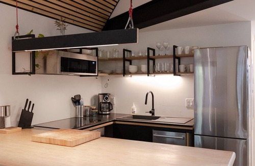 Tofino Cabin | White Bear Cottage-Chesterman, OD shower, Surf, BBQ