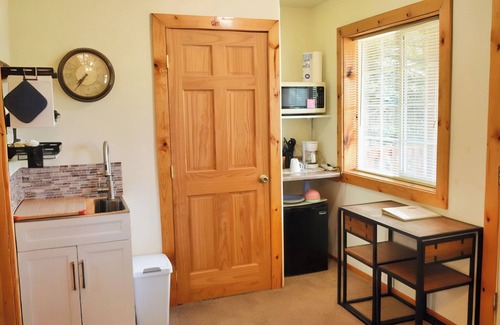 Orderville Cabin | White Cliffs are Truly a Glorious Sight -Pool -Hot Tub-Breakfast-Farm-Zion/Bryce