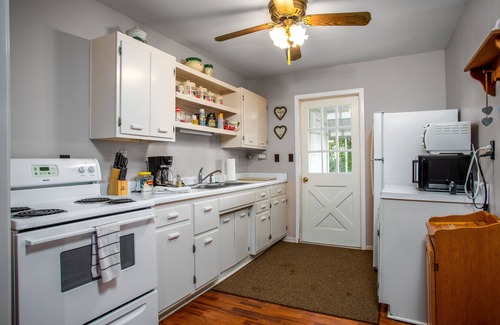 Hye House | White Cottage | Pet-friendly | Peaceful