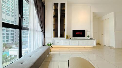 Gua Apartment | White Cozy Home near IOI City Mall with Netflix
