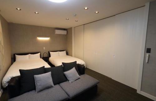 Hakata-ku Apartment | White Crystal RoomB