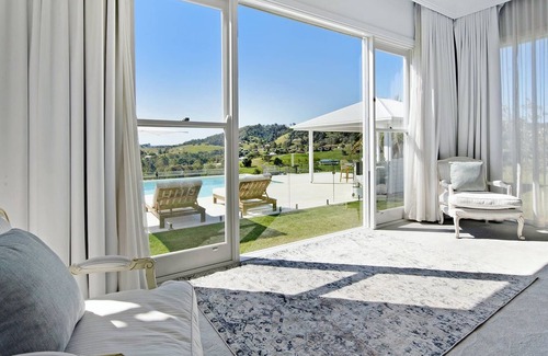 Mount Samson House | White Crystal (With Car Parking)
