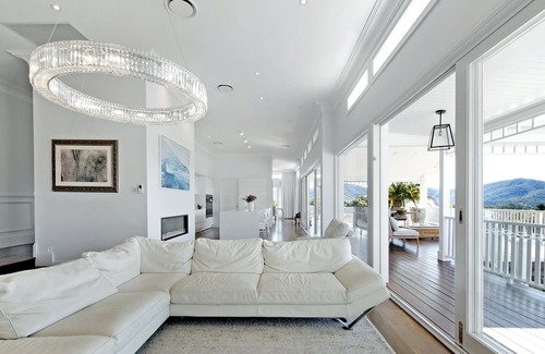 Mount Samson House | White Crystal (With Car Parking)