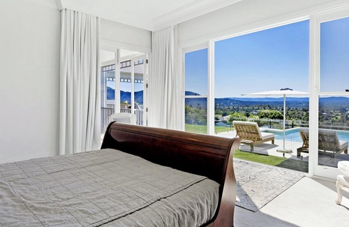 Mount Samson House | White Crystal (With Car Parking)