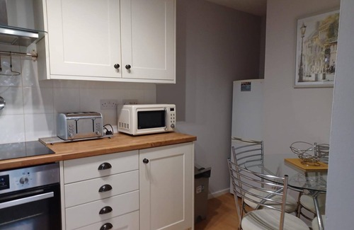 Dunstable Apartment | White Door Malt - Huku Kwetu