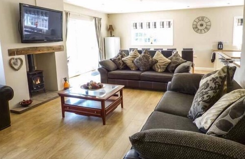 Great Clifton Cottage | WHITE GABLES, family friendly, with a garden in Great Clifton
