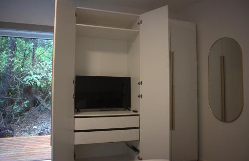 Ucluelet Apartment | White Haus 2 - Rainforest heaven close to beaches