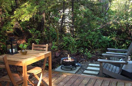 Ucluelet Apartment | White Haus 2 - Rainforest heaven close to beaches