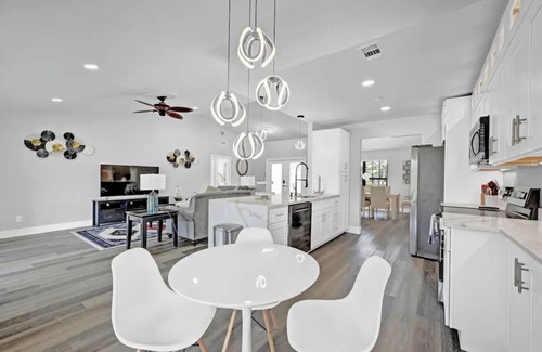 North Fort Myers House | White house: 3BR Oasis in North Fort Myers