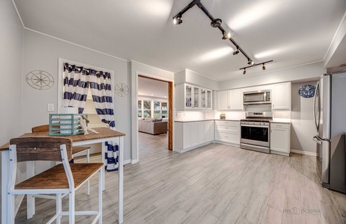 Lake Catherine Cottage | White House, Amazing Cottage, Lake Front, That Sleeps 34!