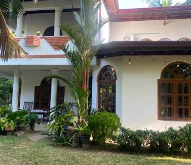 Morakatiyara Bed & Breakfast | White house