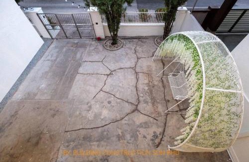 Taman Tanjung House | White House Semi D 6Room 12Pax