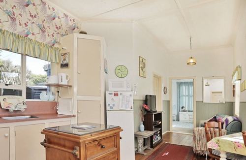 Riverton Cottage | ‘White ivory cottage’ in beautiful Taramea Bay