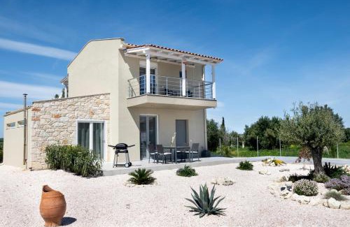 Afytos Apartment | White Lotus Jacuzzi Villa, Afitos #FeelsLikeHome