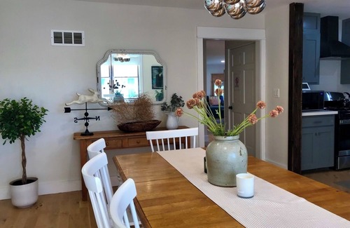 South Kansas City House | White Oak Farmhouse w/Private Yard 4bdrm sleeps 8