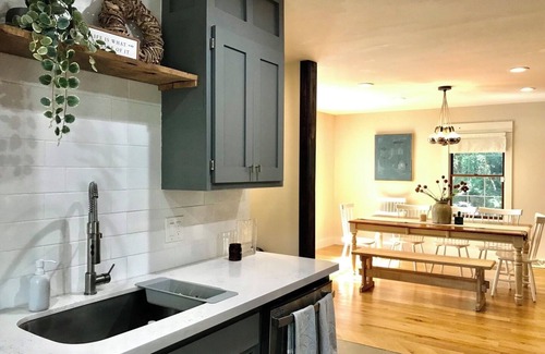 South Kansas City House | White Oak Farmhouse w/Private Yard 4bdrm sleeps 8