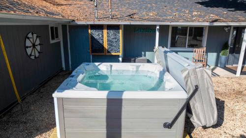 Sunrise Beach House | White Oak Landing - Spacious 6 BDR with Boat Slip