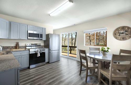 Sunrise Beach House | White Oak Landing - Spacious 6 BDR with Boat Slip